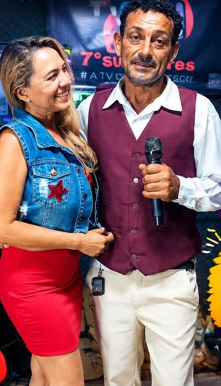 Artistas em apresentação na TV Web